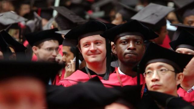 Retira la plaza a varios alumnos