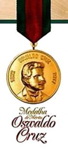 Oswaldo Cruz recebe medalha de ouro