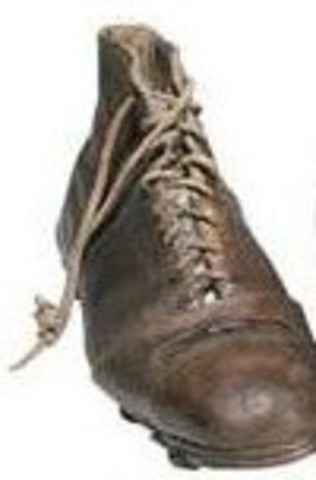 Primer modelo de zapatos de fútbol