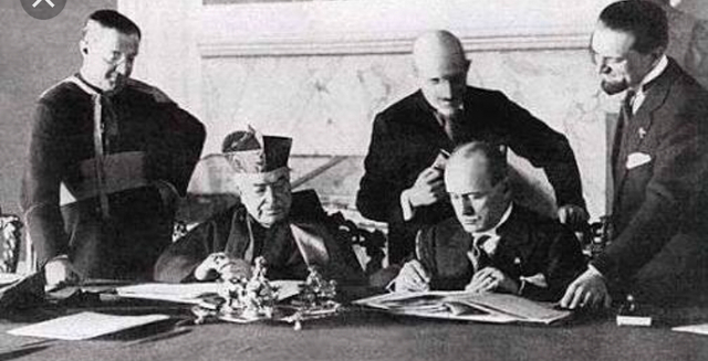 Mussolini declara el Partido Fascista rector de la vida política.