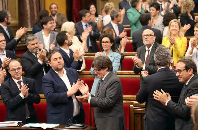 El Parlament insta al Govern a convocar un referèndum i a preparar les estructures d'estat