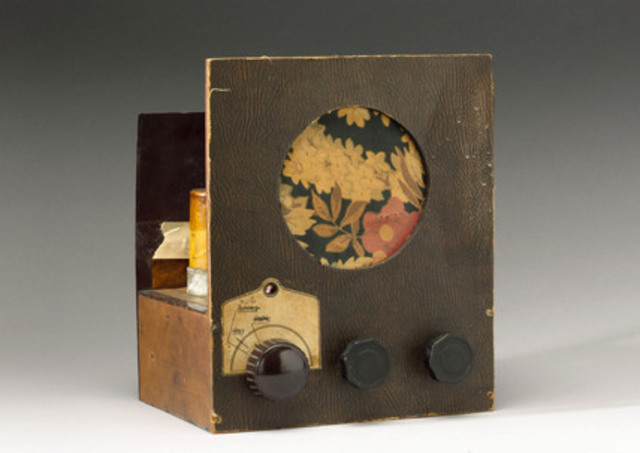 Invenção da placa de circuitos impressos.