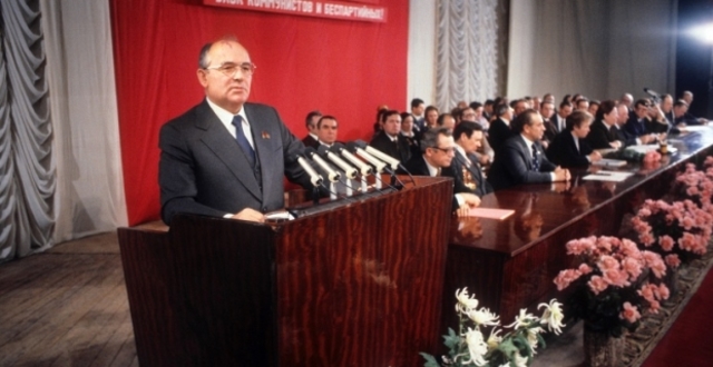 DECADENCIA SOVIÉTICA CON GORBACHOV