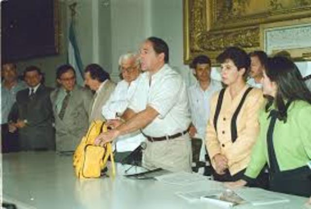 Hubo mucho escandalo durante la entrga de las mochilas escolares