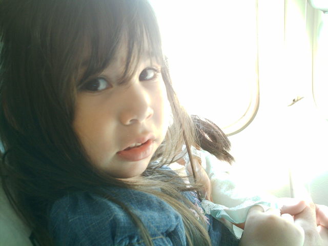 Viajo por primera vez en avión.