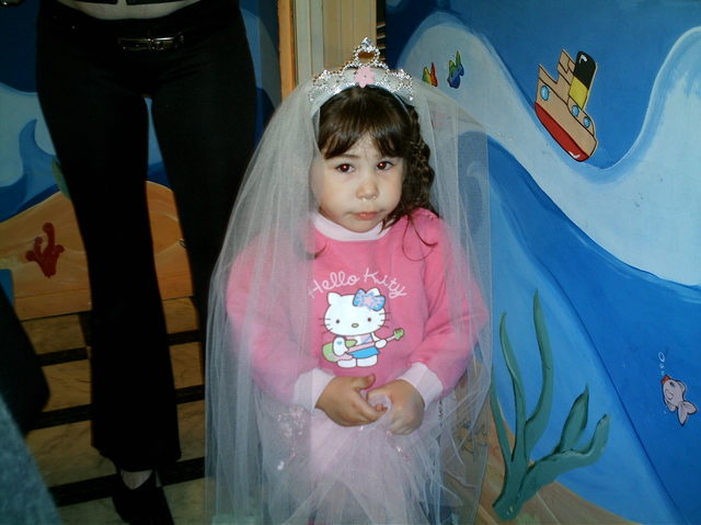 Agustín toma la comunión.