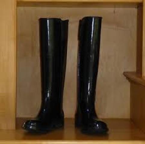 Annemarie and Kirsti run into soldiers