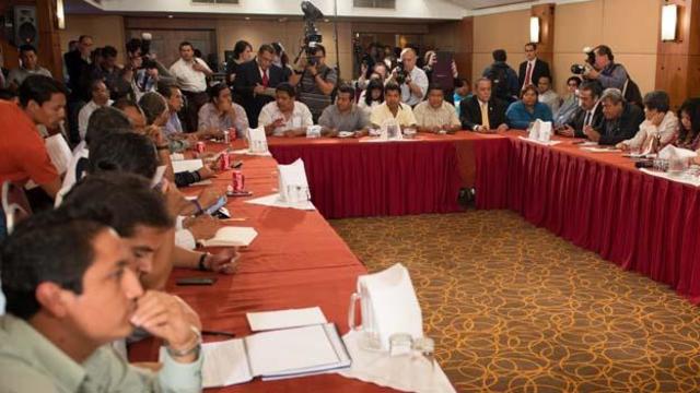Mesa de diálogo y trabajo entre la CNTE y legisladores.