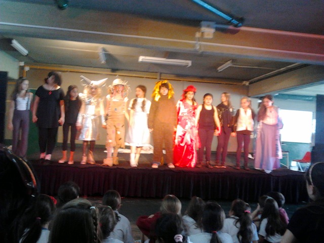 Actúo en una obra de comedia musical.