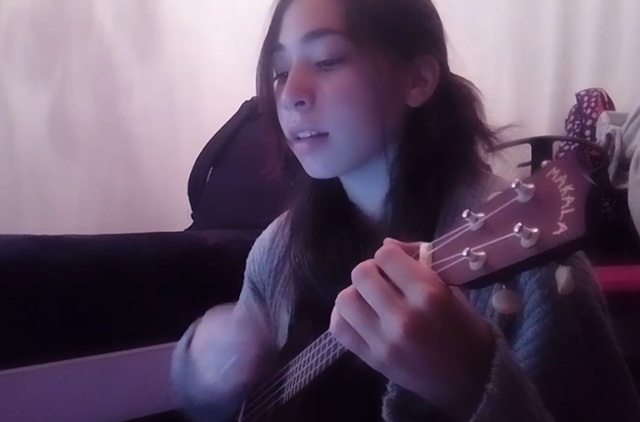 Aprendo a tocar guitarra.