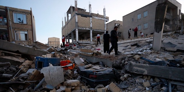 4.000 personas mueren en un gran terremoto en el sur de Irán.