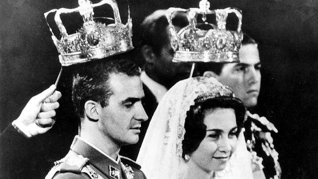 El príncipe Juan Carlos de Borbón se casa con Sofía.