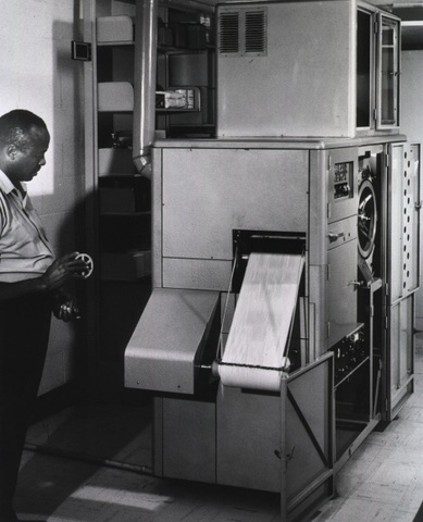 Surge a primeira impressora xerográfica totalmente automática (Xerox - Copyflo).