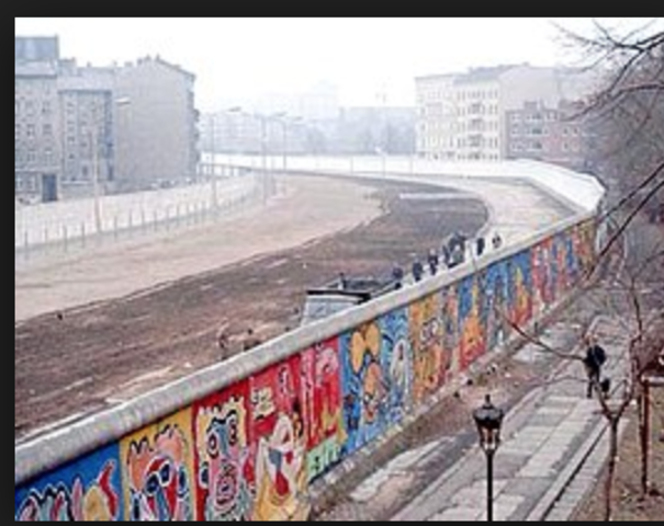 Alemanes derrumban el muro de berlin.