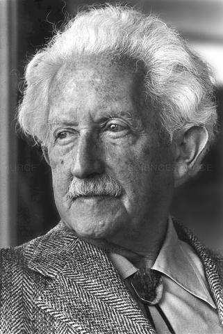 Nace Erik Erikson
