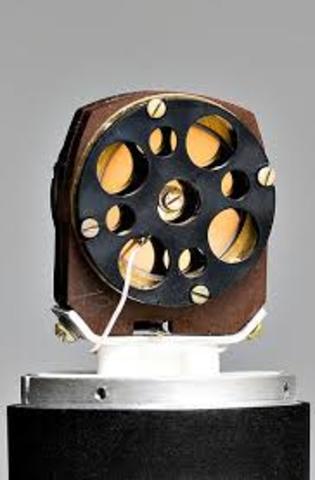 Hughes,Humming i Berthon contruiexen els primers micròfons.