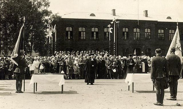 kuidas pärnu väeosadele lipud annetati