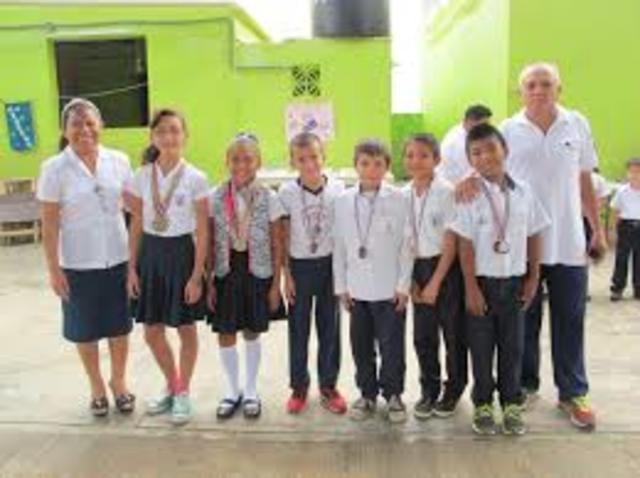 La escolarización mínima de 8 a 10 años de todos los niños de edad escolar