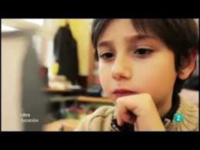 Recursos financieros son una condición necesaria pero no suficiente para el logro de metas educativas, y que, aun en contextos de gran escasez de recursos, es posible aplicar estrategias exitosas de bajo costo.