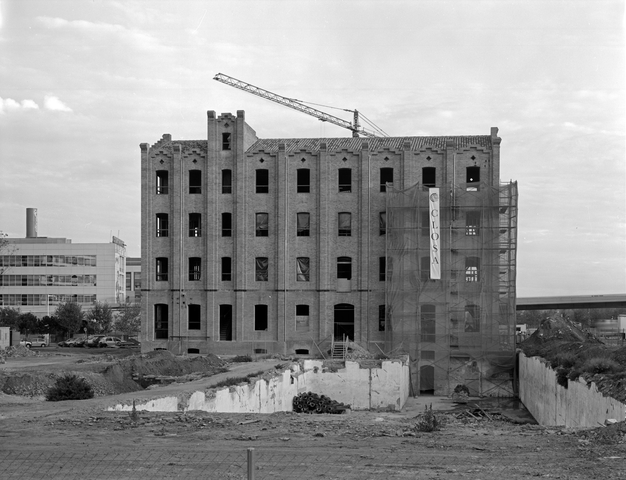 Es construeix l'edifici.