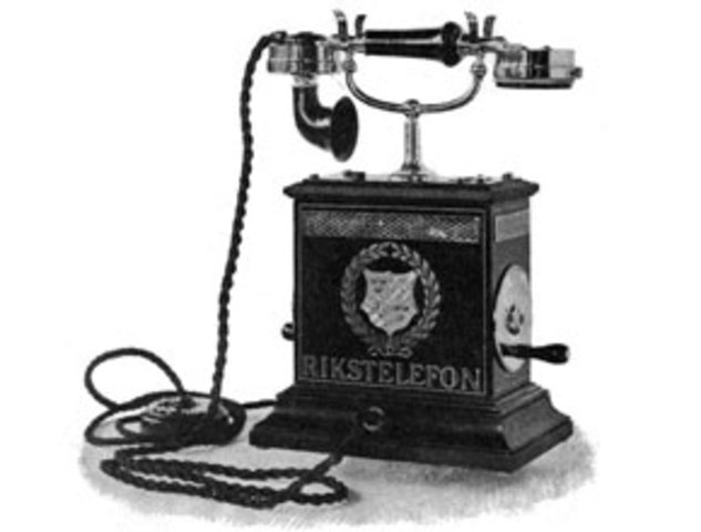 A. Graham Bell inventa el teléfono.