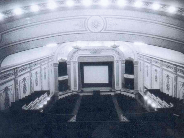 Se instala la primera sala cinematográfica con fines didácticos en México.