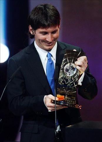 Recibe el premio al Mejor Jugador del Mundo por la FIFA
