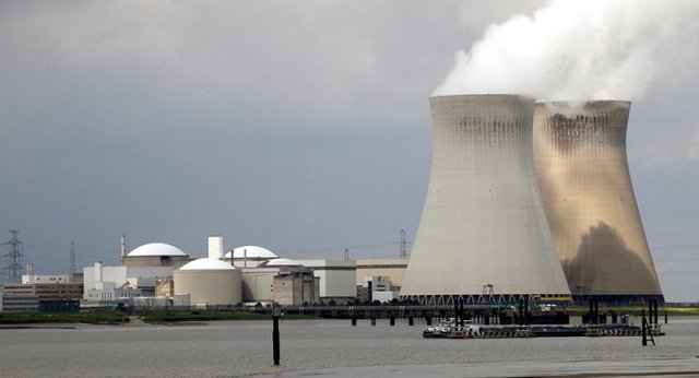 APARECEN LOS REACTORES NUCLEARES