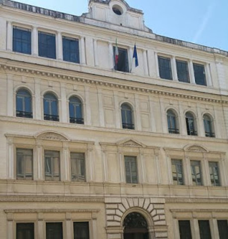 Graduada en el Regio Istituto Leonardo Da Vinci.