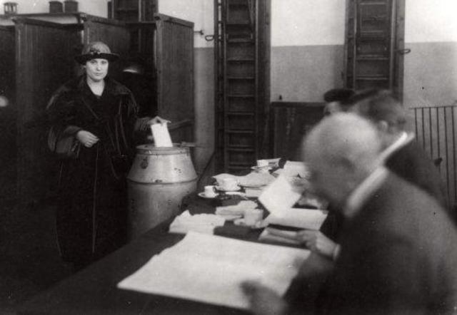 eerste vrouwen naar de stembus