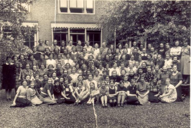 eerste middelbare meisjesschool