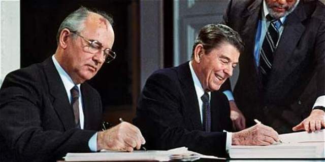 Ronald Reagan y Mijail Gorbachov  firman un tratado de eliminación de misiles nucleares de corto y medio alcance.