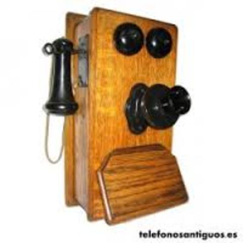 Se inventa el Teléfono español de pared de madera