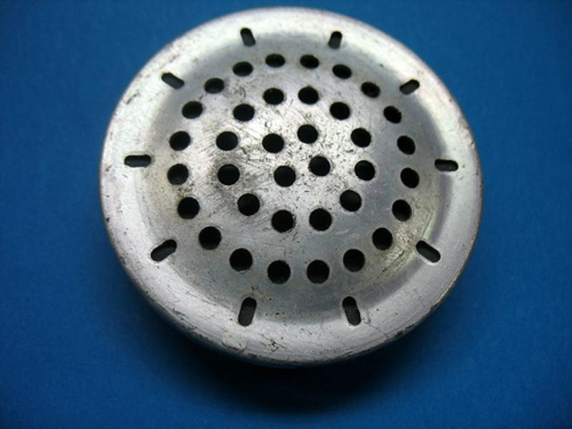 Se patenta el microfono de carbon