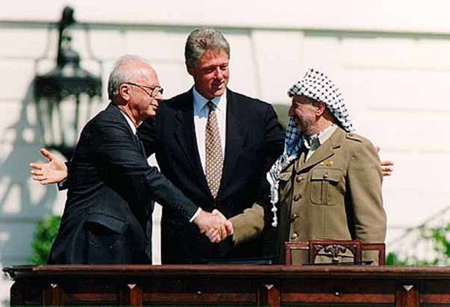 Rabin e Arafat firmano gli Accordi di Oslo