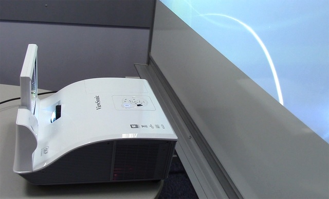 Ультракороткофокусные проекторы