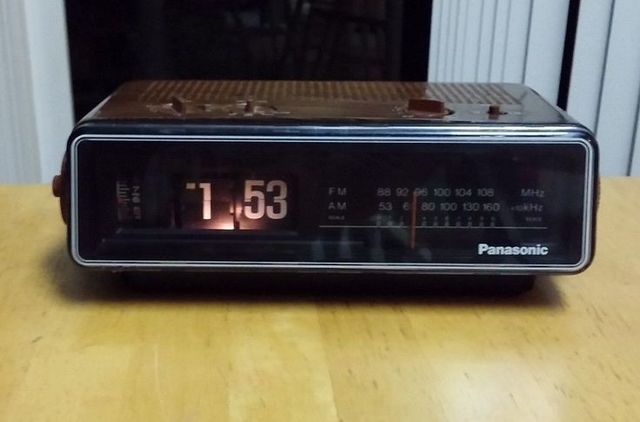 Alarm Clock radio with flip numbers