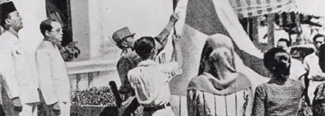 Soekarno roept de onafhankelijkheid van Indonesië uit.