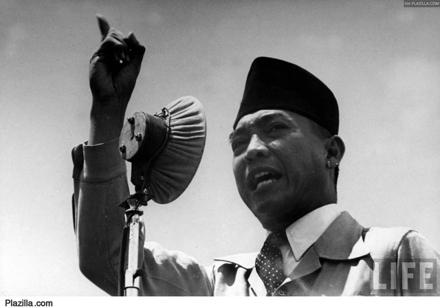 Soekarno roept de onafhankelijkheid van Indonesie uit