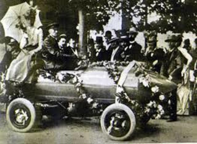 PRIMER AUTOMÓVIL A GASOLINA