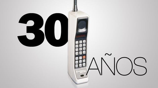 Presentación del primer teléfono celular.