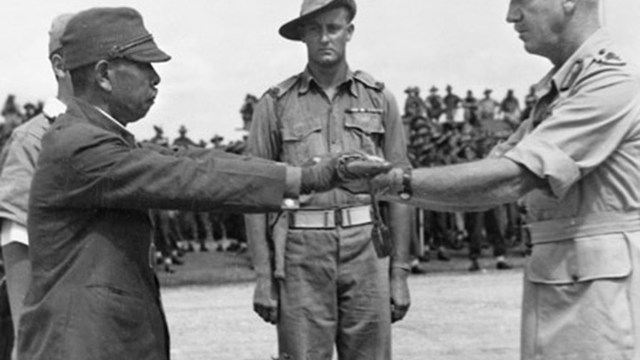 Japan geeft zich over aan de geallieerden