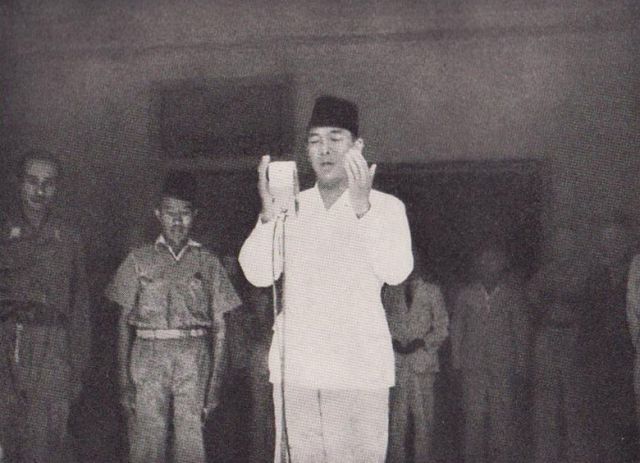 Soekarno roept de onafhankelijkheid van indonesie uit