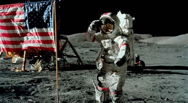 JOSE OBSERVO EN LA TV A NEIL ARMSTRONG, APOLO 17