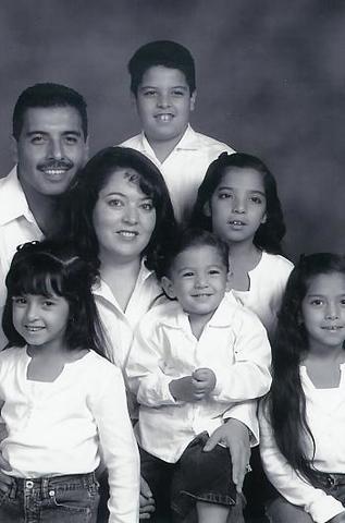 JOSE HERNANDEZ CONOCE A SU FUTURA ESPOSA EN LA PERFUMERIA MACY'S