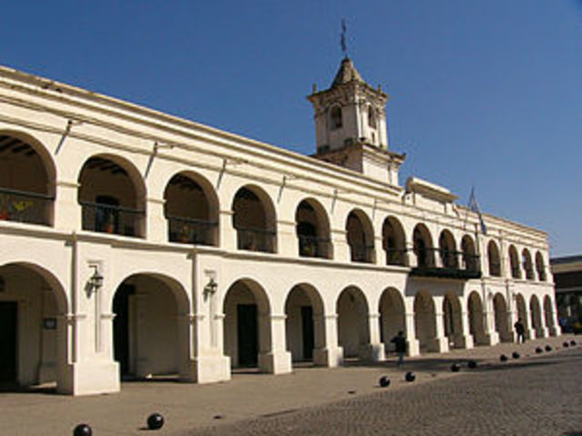 Instauración de Régimen colonial-cabildo en Quito.