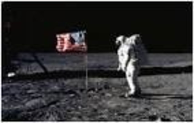Hombre llega a la luna.
