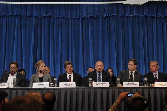 Negociadores del Gobierno y las FARC establecen en Oslo la mesa de diálogo que se llevará a cabo en La Habana a partir del mes siguiente