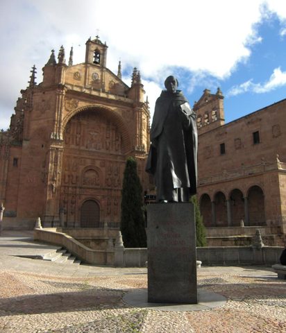 Se traslada a España e ingresa a la Universidad de Salamanca  en la carrera de Derecho
