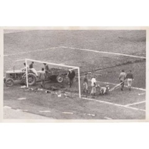 Se pintan líneas en la cancha